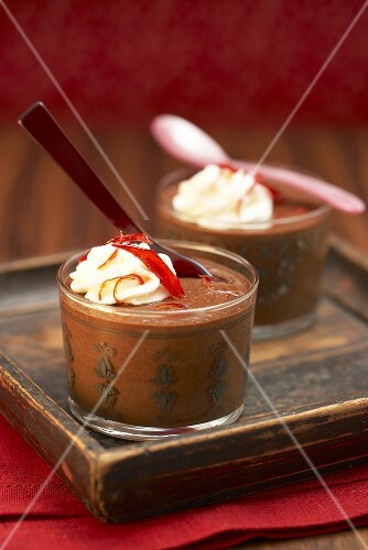 Chili-Schokoladen-Mousse in zwei Gläsern