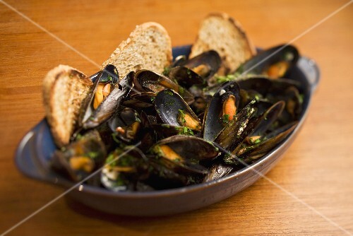Zuppa di cozze (Steamed mussels with toast)