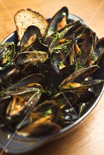 Zuppa di cozze (Steamed mussels with toast, Italy)