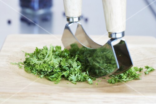 Chopped parsley with mezzaluna