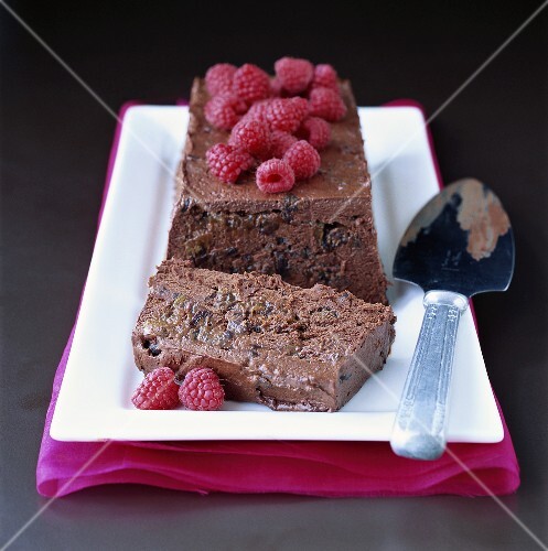 Schokoladenmoussekuchen mit Rum, Rosinen und Himbeeren