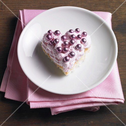 Biskuitherz mit Erdbeersahne und Zuckerperlen