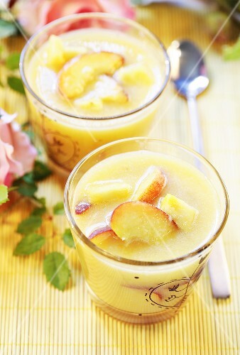 Yoghurt shake with peaches