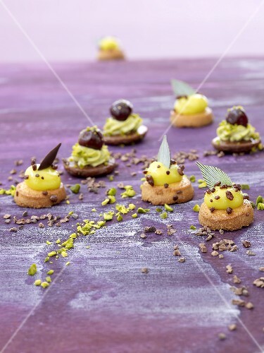 Sablés with pistachios and cherries