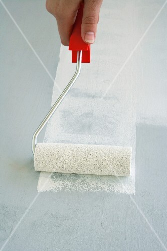 Painting a smooth surface with a paint roller