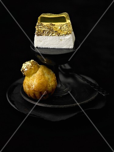 Fresh goat's cheese terrine with wine jelly, brioche and gold leaf