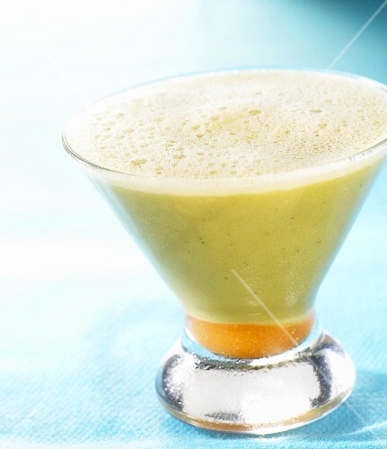 Schaumig gerührter Fruchtcocktail mit Gin