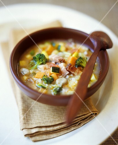 Minestrone con il riso (Vegetable soup with rice, Italy)