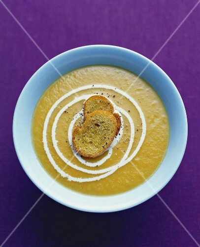 Vegetable cream soup with slices of bread