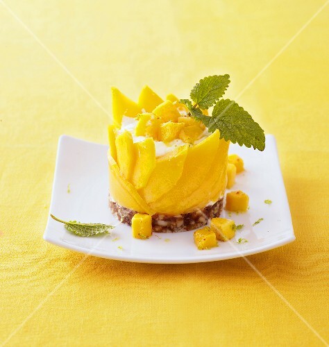 Mandel-Dattel-Törtchen mit Mango und Quarkmousse
