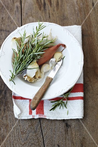 Zwiebeln, Knoblauch & Rosmarin auf Teller