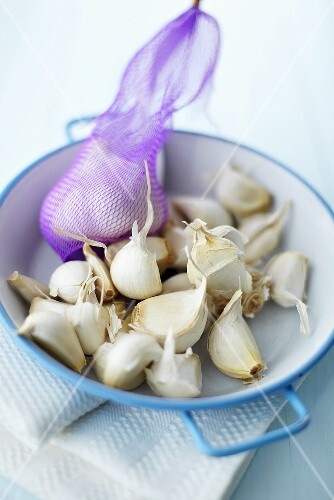 Knoblauch in Netz und Schale