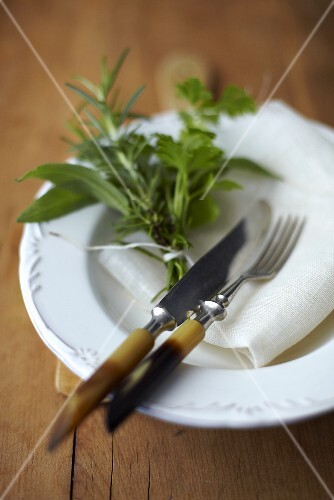 Kräutersträusschen auf Teller mit Serviette & Besteck