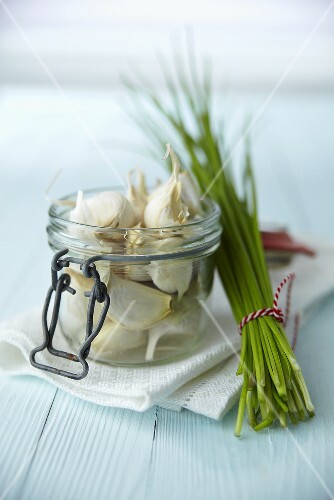 Knoblauchzehen & Schnittlauch