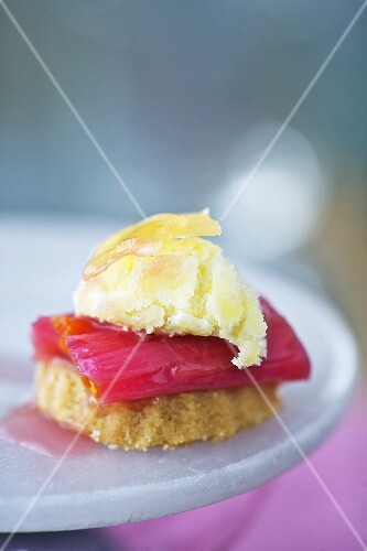 Gebratener Rhabarber mit Shortbread und Clotted Cream