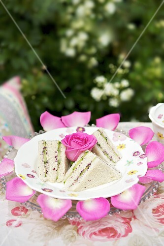 Tramezzini mit Rosendeko auf Gartentisch