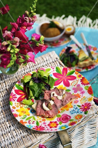 Roastbeef mit Blattsalat zum Picknick
