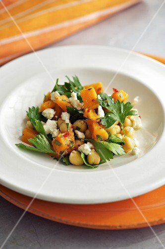 Kichererbsensalat mit Feta, Kürbis und Petersilie
