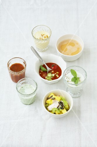 Frühstücksdrinks, kleine Suppen & Ananas-Sellerie-Salat