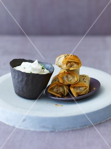 Lamm-Brickteig-Päckchen mit Tahina-Joghurt