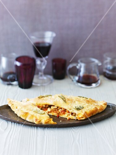 Calzone con la salsiccia (Teigtasche mit Wurst & Mozzarella)