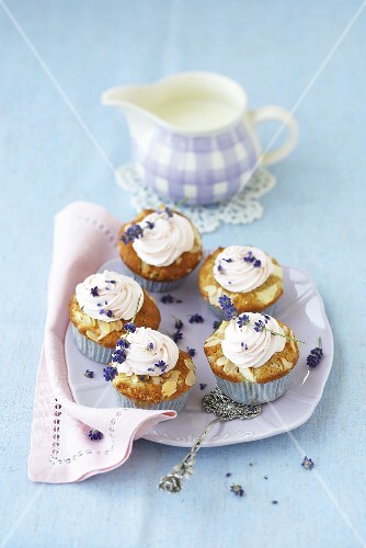 Apfel-Cupcakes mit Lavendelsahne