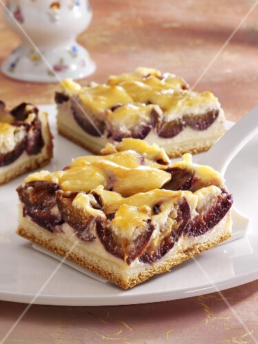 Thuringian cheesecake with plums