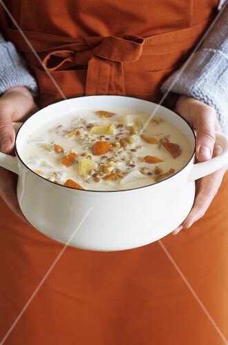 Vegetable soup with spelt and garlic