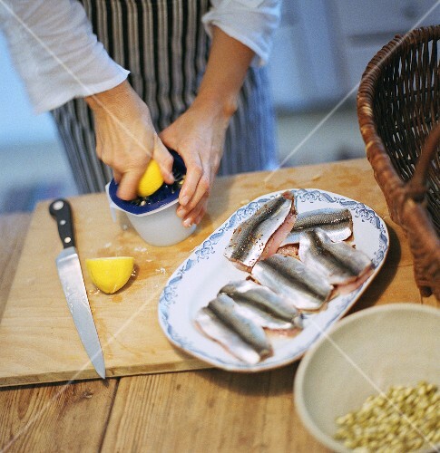 Preparing Baltic herring: squeezing a lemon