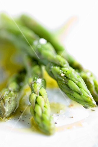 Green asparagus with olive oil