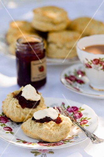 Cornish cream tea (Scones with jam, clotted cream & tea)