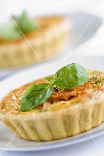 Small salmon quiche