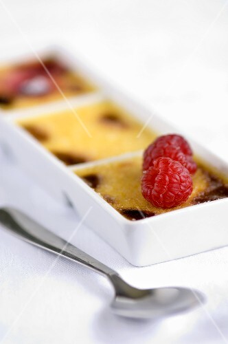 Creme brulee mit Himbeeren