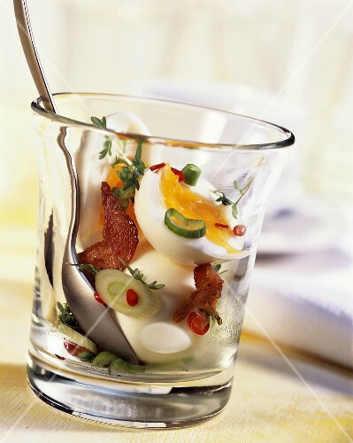 Eier im Glas mit Kresse und Chili