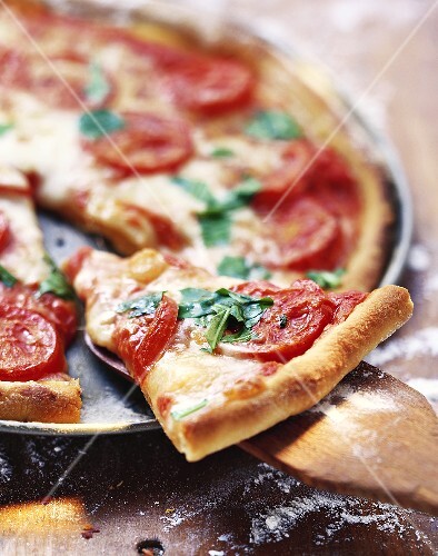Pizza with rocket and tomatoes