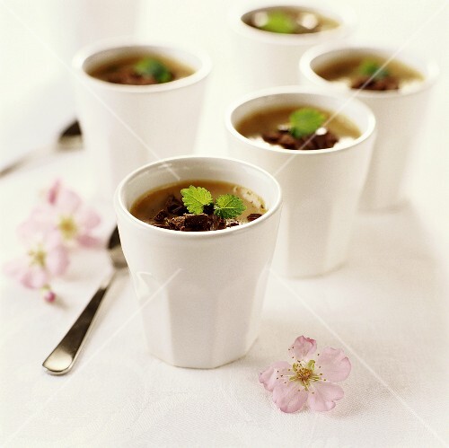 Schokoladenmousse mit Zitronenmelisse