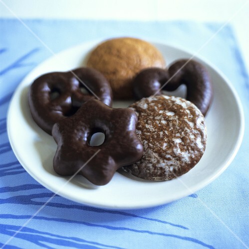 Assorted gingerbread on a plate