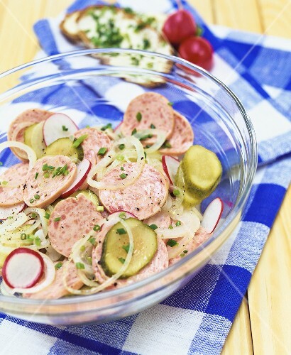 Wurstsalat mit Gewürzgurke und Radieschen