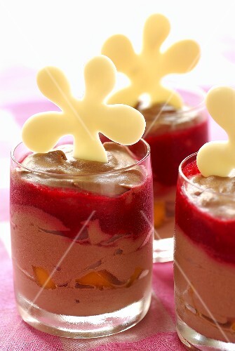 Mousse au Chocolat mit Mango & Himbeeren