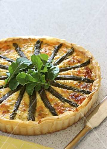 Salmon and asparagus quiche with rocket