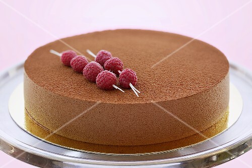 Schokoladenmoussetorte mit Himbeer-Spiessen