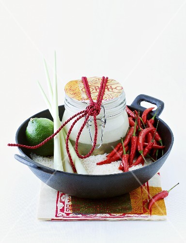 Thailändische Kokossuppe mit Zutaten als Geschenk