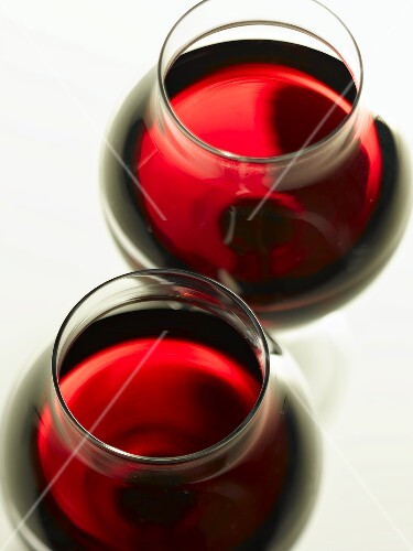 Zwei Gläser Rotwein