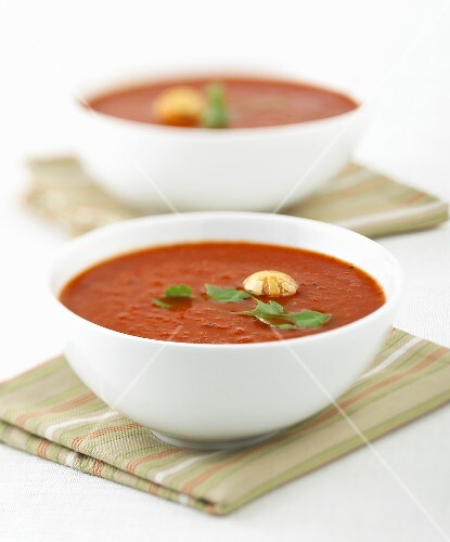 Zwei Schälchen mit Tomatensuppe