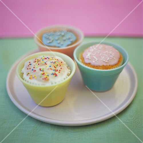 Cupcakes with pastel-coloured icing