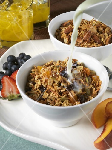 Ein Mandelmüsli und ein Kokosnuss-Frucht-Müsli in Schälchen