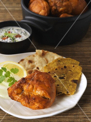 Tandoori Hähnchen mit Fladenbrot und Joghurt-Dip
