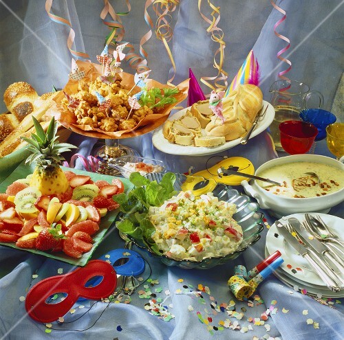 Party buffet: fish- & fruit salad, filet en croûte, deep-fried veg
