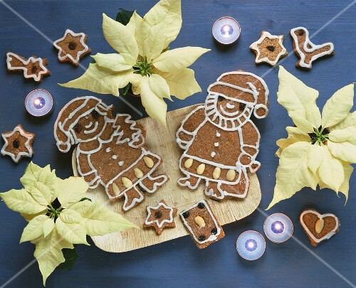 Gingerbread figures, poinsettias and tea lights