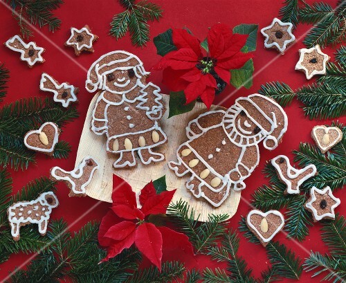 Gingerbread figures, poinsettias and tea lights